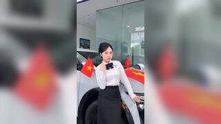 Em sales ô tô Vinfast xinh gái lộ clip sex hót