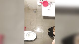 Quay lén nhỏ gái hàng xóm đi tắm