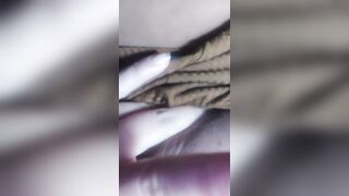 Ngồi nghích lồn múp dâm nhiều nước khi trong quán nước