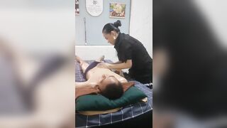 Đi massage khỏe mà chị kĩ thuật viên làm nứng quá nên gạ chị sóc lọ cho sờ vú