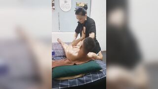 Đi massage khỏe mà chị kĩ thuật viên làm nứng quá nên gạ chị sóc lọ cho sờ vú
