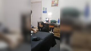 Đi massage khỏe mà chị kĩ thuật viên làm nứng quá nên gạ chị sóc lọ cho sờ vú