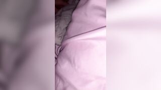 Tranh thủ nữa đêm lúc vợ ngủ say lẻn vào phòng nhỏ e vợ ngon dâm non đè ra đụ #1