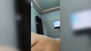 Địt tập thể em nhân viên quán hát dâm vừa chơi lồn vừa bú cặc ngập mồm