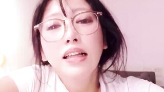 Nhìn em nó lên cơn nứng lồn thèm địt vú to lồn múp thủ dâm