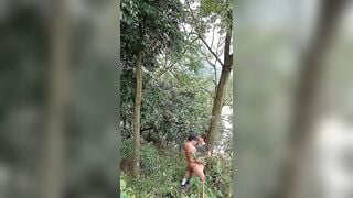 Quay lén 2 anh chị khách du lịch du nhau trong rừng