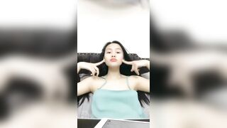 Teen xinh mình dây livestream khoe hàng dâm đãng