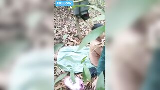Nóng nhất lúc này là clip bố già gặm cỏ non trong rừng