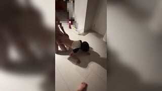 Bị anh họ doggy bế đi khắp nhà