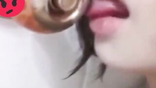 Em họ nứng lồn thủ dâm bằng chốt mở nước