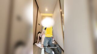 A shipper may mắn giao hàng nhầm cho con yêu nhền nhện bị bắt vắt cạn tinh