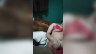 Dì út đang lướt tiktok thằng cháu họ 2k10 cứ đưa cặc vào mặt sờ lồn dì xin đụ.