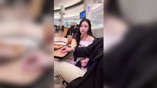 Quay tay cho Ny ở TTTM đông người