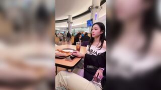 Quay tay cho Ny ở TTTM đông người