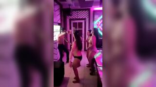 Đi hát karaoke quay lén thằng bạn gạ gẫm bú vú mấy em nhân viên
