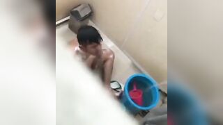 Gái dâm lén lút quay lén anh hàng xóm tắm con ngồi sục cặc thủ dâm nứng hết cả lồn