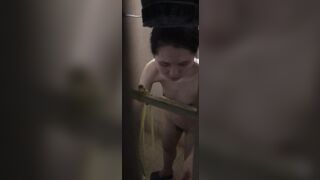 Vô tình quay lén đc bé hàng xóm nhà bên đi tắm khi mà e quên đóng cửa sổ #3
