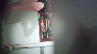 Quay lén bé e vợ xinh ngoan loli vú tròn đi tắm qua cái lỗ nhỏ trên cửa