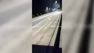 Dâm nữ lần đầu khoe hàng public ngoài đường nên còn ngại vừa thấy xe đến đã núp