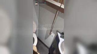 Đi chơi cùng nhỏ b thân mà nứng quá nên gạ nhỏ vào nvs công cộng bú cu bắn vào mồm