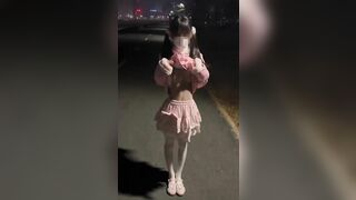 Dắt bé học sinh loli ra đường lúc nữa đêm để vén áo lên quay clip khoe vú nhỏ