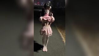Dắt bé học sinh loli ra đường lúc nữa đêm để vén áo lên quay clip khoe vú nhỏ