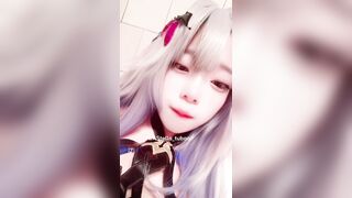 Em coser loli dâm lén lút xoa lồn public trg nhà vệ sinh công cộng sướng trợn mắt