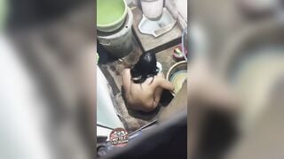 Chị gái phản bội chồng địt nhau lén lút vội vã với tình nhân trong nhà tắm.