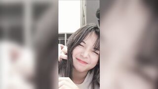 Em nằm chùm mền anh họ vẫn đè nhét cặc vô họng
