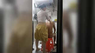 Nhân viên quán masage chiều khách sục cặc vuốt cu tắm cho khách vip