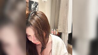Gái xinh mông to lồn múp vú bự khoe hành trên live dâm đãng