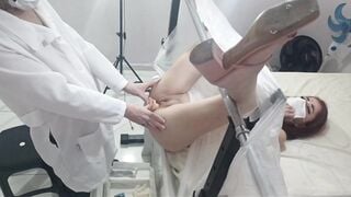 Gái teen đi khám phụ khoa thì bị bác sĩ đè ra địt