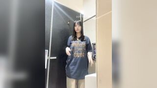Nữ sinh bị thầy thể dục bắt quay vd động tác