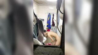 Quay lén em gái hàng xóm tắm bé nó 17+ thôi đó