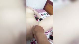 Bị anh họ nhét 2 sextoy vào lồn vào sao em chịu nổi