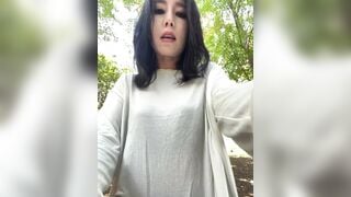 Gái xinh dâm ra công viên khoe vú đẹp