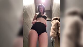 Gái Nga loli mình dây vú to lồn múp thủ dâm móc lồn trong nhà vệ sinh phần 1
