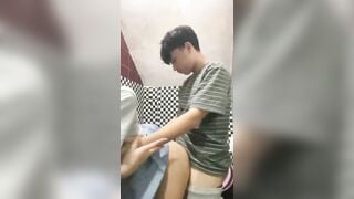 Anh họ 19 tuổi đụ em gái 17 tuổi từ bất ngờ đến đụ trực tiếp đến bú cặc ở toilet.