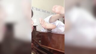 Chị họ nứng lồn bắt em gái bú ngon chân