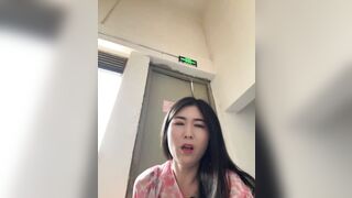 Chị mb dâm thủ dâm ở cầu thang trung cư lồn phụt nước như mưa