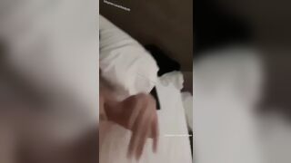 “a lừa em à, sao bảo phá trinh ko đau, bảo đeo bao vào cơ mà”