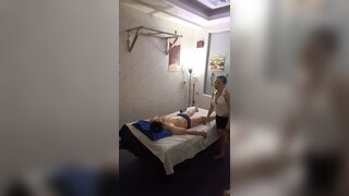 Chị nhân viên masage quay lén khách , sục cặc cho anh khách nứng cặc