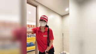 Nhân viên bán tạp hoá thủ vú to lồn múp móc lỗ đít kích thích phần 1