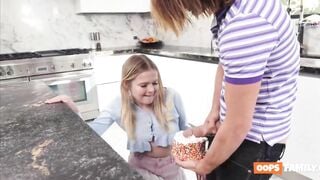 Dụ em kế ngây thơ với gương mặt loli bằng bánh kem phết cu