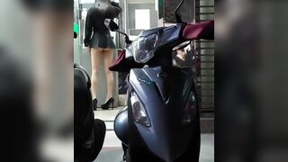 Quay lén em teen váy ngắn lộ cả quần lọt khe