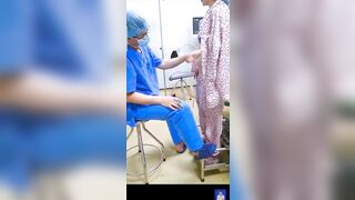 Bác sĩ Lợi dụng để nắn bóp vú bệnh nhân vú to