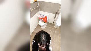 Chưa kịp đi đái anh họ đã bắt bú cu trong toilet