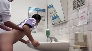 Giải lao 5 phút dắt em vào wc trường doggy dập mạnh đến thở dốc. phần 1