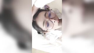 Con gái đeo kính thường rất dâm