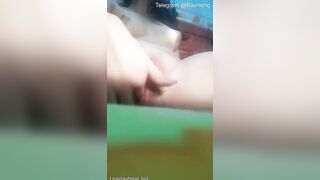Bé học sinh bướm hồng thủ dâm